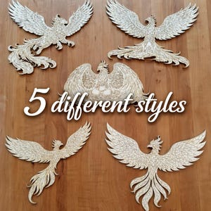 Könnte beinhalten: Fünf verschiedene Stile von Wandkunst-Phönix aus Holz werden auf einer Holzoberfläche gezeigt. Die Phönixe sind aufwendig mit detaillierten Federmustern geschnitten. Der Text "5 different styles" ist in weißer Schrift.