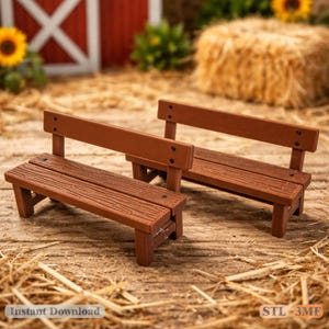 Könnte beinhalten: Zwei Miniatur-Holzbänke in Braun mit Lattenrost und Rückenlehne. Die Bänke sind so gestaltet, dass sie wie rustikale Parkbänke aussehen. Der Hintergrund umfasst eine rote Scheune, einen Heuballen und Sonnenblumen.