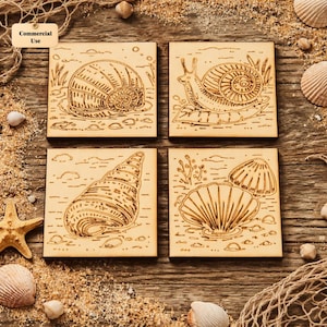 Könnte beinhalten: Vier quadratische Holzuntersetzer mit geätzten Designs von Muscheln und Schnecken. Die Untersetzer sind auf einer Holzoberfläche mit Sand, Muscheln und einem Seestern angeordnet. Die Untersetzer sind hellbraun mit detaillierten Strichzeichnungen.