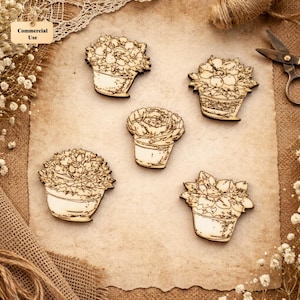 Könnte beinhalten: Fünf Holzausschnitte von Blumentöpfen mit floralen Designs. Die Ausschnitte sind hellbraun mit dunkelbraunen geätzten Details. Die Töpfe haben verschiedene Formen und Größen, und die Blumen haben detaillierte Blütenblätter. Der Hintergrund ist ein hellbraunes Papier.