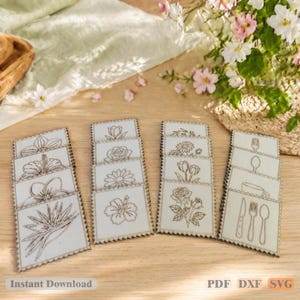Könnte beinhalten: Quadratische Holzuntersetzer mit gelaserten Blumen- und Besteckmotiven. Die Untersetzer haben einen gezackten Rand und sind auf einer Holzoberfläche angeordnet. Der Text "Instant Download" ist sichtbar.