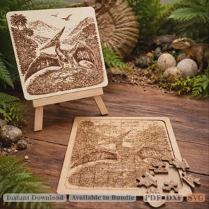 Op de afbeelding: Een houten puzzel en een ingelijste illustratie van een pterodactylus in een prehistorisch landschap. De illustratie wordt weergegeven op een kleine houten ezel. De puzzel is gedeeltelijk in elkaar gezet, met verschillende stukken in de buurt. De tekst "Instant Download Available in Bundle PDF DXF SVG" staat onderaan.