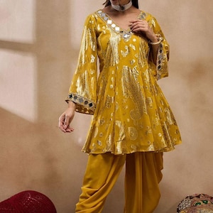 Puede incluir: Conjunto de dos piezas amarillo mostaza con estampado de cachemira. La parte superior tiene un escote en V con detalles de espejo y mangas acampanadas. Los pantalones son del mismo color y estilo. Adecuado para ocasiones especiales.
