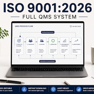 以下が含まれることがあります： ラップトップには、「ISO 9001:2026 FULL QMS SYSTEM」というテキストが表示されたQMSプロセスフロー図が表示されています。この図は、コンテキスト、リーダーシップ、サポート、運用、パフォーマンス評価、改善などの手順を詳述しています。ペン、マグカップ、植物も表示されています。