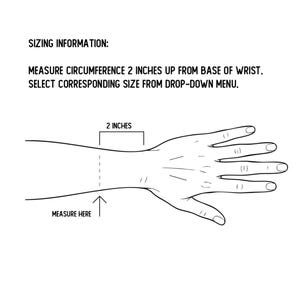 K&ouml;nnte beinhalten: Eine schwarz-wei&szlig;e Strichzeichnung einer Hand und eines Unterarms mit den Anweisungen: SIZING INFORMATION: MEASURE CIRCUMFERENCE 2 INCHES UP FROM BASE OF WRIST. SELECT CORRESPONDING SIZE FROM DROP-DOWN MENU. Eine gestrichelte Linie zeigt die Stelle.