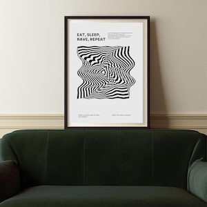 Puede incluir: Impresión artística enmarcada con las palabras "EAT, SLEEP, RAVE, REPEAT" en texto blanco. La impresión presenta un diseño de ilusión óptica ondulada en blanco y negro. La parte inferior de la impresión tiene el texto "MUSIC IS A SAFE KIND OF HIGH - JIMI HENDRIX".