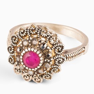 Encantador Anillo Vintage con Decoración de Filigrana y Centro Rojo Vivo