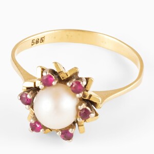 Clásico Anillo con Perla Genuina y Rubíes Vibrantes