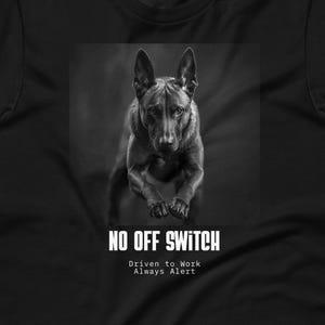 Puede incluir: Una camiseta negra de manga corta con un gráfico central en blanco y negro de un perro en posición de salto. Debajo del perro, el texto dice NO OFF SWITCH, seguido del texto más pequeño Driven to Work Always Alert en color blanco.