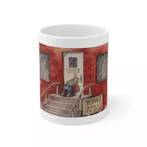 Könnte beinhalten: Ein weißer Keramikbecher mit einer Cartoon-Illustration eines Backsteingebäudes und einer Tür mit der Aufschrift PULL. Eine Person drückt die Tür auf und hält ein rotes Buch. Ein Schild neben der Treppe trägt die Aufschrift MIDVALE SCHOOL FOR THE GIFTED.