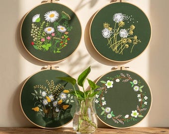 Arte em bastidor bordada à mão com margaridas e dentes-de-leão – Decoração de parede com tema botânico e natural