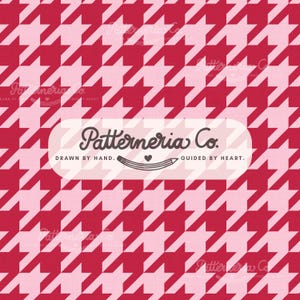 Könnte beinhalten: Ein sich wiederholendes Muster aus rot-weißem Hahnentritt-Stoff. Das Bild zeigt ein weißes, abgerundetes Rechteck mit dem Text "Patterneria Co." und den Sätzen "Drawn by Hand" und "Guided by Heart."