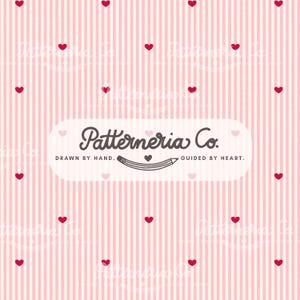 Könnte beinhalten: Ein rosa-weiß gestreifter Hintergrund mit verstreuten roten Herzen. Das Bild zeigt den Text "Patterneria Co." in einer stilisierten Schriftart sowie die Sätze "Drawn by Hand" und "Guided by Heart."
