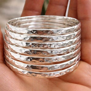 Juego de 7 pulseras martilladas de plata de ley 925: Pulseras apilables Semanario, regalo para ella