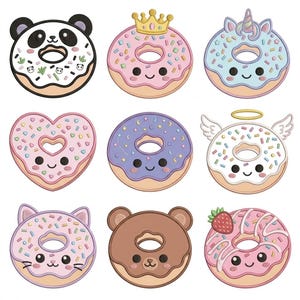 Può includere: Una collezione di nove toppe ricamate a forma di ciambella con vari disegni tra cui un panda, una corona, un unicorno, una forma a cuore, una ciambella viola celeste, un angelo con ali, un gatto, un orso e una ciambella con fragola.