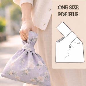 Puede incluir: Una bolsa anudada de color lavanda con un estampado floral es sostenida. La bolsa tiene un asa anudada y una forma redondeada. El texto en la imagen dice "Knot Bag", "ONE SIZE" y "PDF FILE".