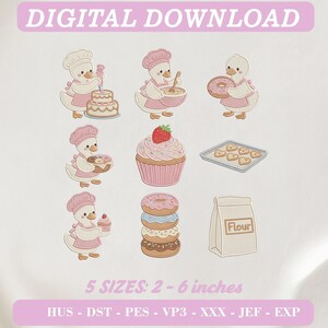 Op de afbeelding: Een digitale download borduurontwerp set met cartoon eenden in roze koksmutsen en schorten, een aardbeien cupcake, hartvormige koekjes op een bakplaat, een stapel donuts en een zak bloem. Inclusief 5 maten van 5 tot 15 cm.