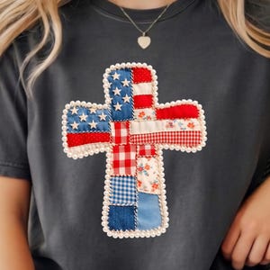 Cruz comemorativa do 250º aniversário dos EUA em PNG, Cruz patriótica em patchwork, Aniversário de 250 anos dos EUA, 4 de julho cristão, Cruz de pérolas Coquette