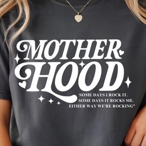Pacchetto PNG sulla maternità con 3 opzioni di colore (nero, bianco, rosa), citazione retrò "Mamma a volte spacco", estetica digitale alla moda per la vita da mamma