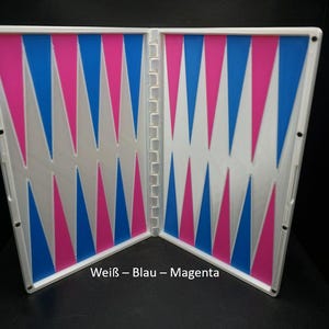 Puede incluir: Un tablero de backgammon blanco con un diseño colorido. El tablero presenta triángulos azules, rosas y blancos alternados. El texto "Weiß – Blau – Magenta" está impreso en el tablero.