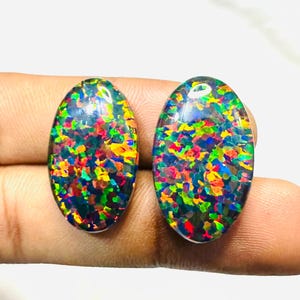 AAA + Par de cabujones ovalados de ópalo Aurora. Tamaño: 25 x 15 mm. Par de piedras preciosas hechas a mano. Ópalo de fuego. Par de ópalos para pendientes. 35,20 quilates.