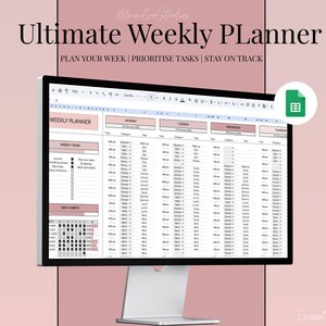 Puede incluir: Un monitor de computadora muestra una plantilla de planificador semanal digital con el texto "Ultimate Weekly Planner". El planificador incluye secciones para tareas y hábitos diarios. El fondo es de color rosa pálido.