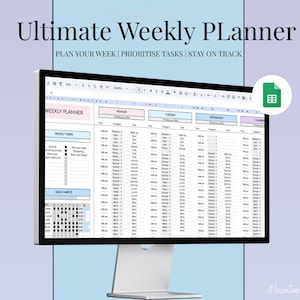 Pode incluir: Um monitor de computador exibindo um modelo de planejador semanal digital. A tela mostra uma planilha com seções para tarefas e hábitos diários. O texto na parte superior diz "Ultimate Weekly PLanner". O fundo é um gradiente azul claro e roxo.