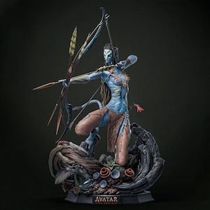 Könnte beinhalten: Detaillierte Figur eines Na'vi-Kriegers aus dem Film Avatar, mit Pfeil und Bogen. Die Figur ist überwiegend blau mit komplizierten Körpermarkierungen, trägt einen Lendenschurz und ist mit Federn geschmückt. Der Sockel zeigt den Filmtitel und eine detaillierte Landschaft.