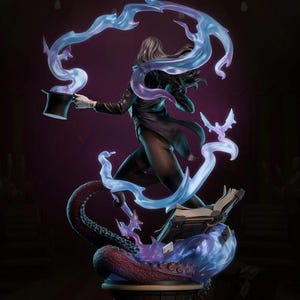 Op de afbeelding: Gedetailleerd beeld van een figuur in een goochelaarsoutfit, met een hoge hoed. De figuur is omgeven door wervelende blauwe en paarse energie-effecten. Het beeld staat op een houten voet met een open boek.