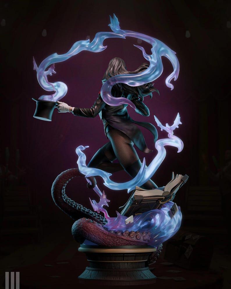 Op de afbeelding: Gedetailleerd beeld van een figuur in een goochelaarsoutfit, met een hoge hoed. De figuur is omgeven door wervelende blauwe en paarse energie-effecten. Het beeld staat op een houten voet met een open boek.