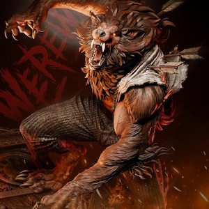 Puede incluir: Una detallada figura de hombre lobo marrón en una pose dinámica, con garras afiladas y colmillos expuestos. La figura lleva ropa hecha jirones y tiene flechas en la espalda. El fondo es rojo fuego con la palabra "WERE" parcialmente visible. La figura es a escala 1/6.