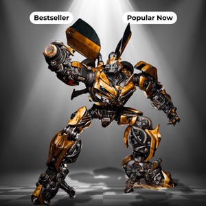 Könnte beinhalten: Eine gelb-schwarze Roboter-Actionfigur mit mechanischen Details, einem Geschütz am rechten Arm und autoähnlichen Paneelen auf dem Rücken. Die Figur ist mit den Text-Tags Bestseller und Popular Now über dem Kopf im Scheinwerferlicht versehen.
