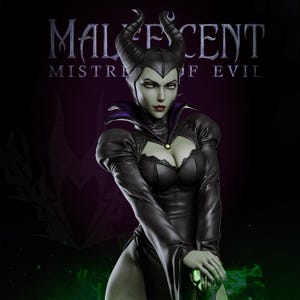 Puede incluir: Estatua detallada de Maléfica, la Maestra del Mal, con tez verde, cuernos negros y un vestido negro. La imagen presenta el texto "Maleficent Mistress of Evil" en blanco. La estatua tiene una expresión severa y sostiene un objeto verde.