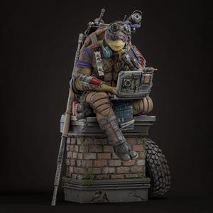 Può includere: Statua dettagliata di Donatello delle Tartarughe Ninja, seduto su una struttura in mattoni. Indossa occhiali, uno zaino e una maschera viola e usa un laptop. Sono presenti anche uno pneumatico e un fucile.