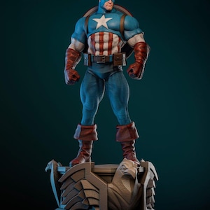 Può includere: Una statuetta dettagliata di Capitan America in un costume classico, in piedi su una base decorativa. La figura presenta un petto blu e bianco a stelle, strisce rosse e bianche e uno scudo sulla schiena. La base ha intagli a forma di aquila.