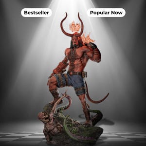 Puede incluir: Una figura de Hellboy de piel roja con cuernos grandes, pantalones cortos de mezclilla azul y botas marrones, sobre una base rocosa con una criatura esquelética. La figura presenta llamas en los cuernos y la mano, con etiquetas de texto.