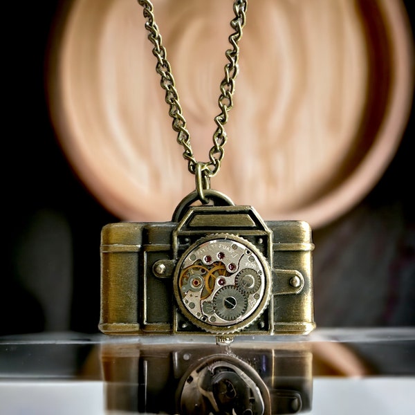 Collier appareil photo steampunk/cadeau photographe pour elle ou pour lui/breloque pendentif photographie/mouvement vintage/cadeau unisexe