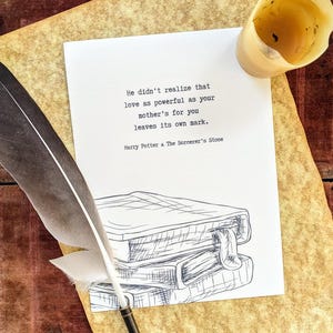 Puede incluir: Una tarjeta de felicitación de estilo vintage con una cita de "Harry Potter y la piedra filosofal" se encuentra sobre papel envejecido. También hay una pluma y una vela parcialmente quemada. La tarjeta presenta un boceto de libros apilados.