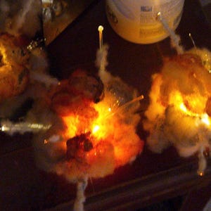 Pu&ograve; includere: Tre ornamenti decorativi luminosi composti da grappoli di materiale bianco simile al cotone, illuminati dall'interno da luci LED color arancione e giallo caldo, con sottili punte trasparenti che sporgono dal centro di ogni pezzo.