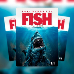 Op de afbeelding: Een kaart met een dreigende haai met open bek in blauw water. Het woord "FISH" in grote rode letters domineert de bovenkant, met "TOKEN CREATURE FISH" erboven. Een zwemmer is zichtbaar boven het water. De kaart is gelabeld "1/1".