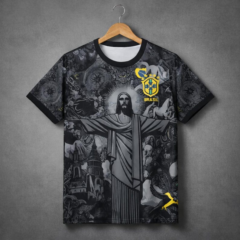 Brasilien fotbollströja — Kristusstatyn Tee — Unisex fotbollströja (2 färger) bild 1