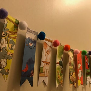 Guirlande de banderoles de livre d'histoires avec pompons pour baby shower, anniversaire d'enfants, fête à thème livre d'enfants, décoration de chambre de bébé, décoration de bibliothèque