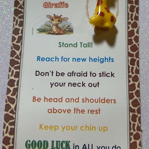 Advies van een Giraffe Good Luck-kaart met mini-giraf van hars ingesloten in cellozakje