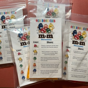 Twelve Book Club M&M Jeu de cartes de discussion rempli de bonbons