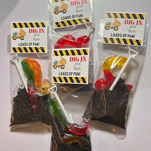 SEX festgåvor - byggtema med kaka "jord", spadesked, gummimaskar i en påse med topp - färdigt festgåva ELLER-kit