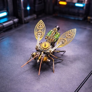 Puede incluir: Una detallada escultura de insecto de estilo steampunk. Presenta engranajes de latón, cables de cobre y viales de vidrio. Las alas son ornamentadas, con un diseño de filigrana. El insecto tiene múltiples patas y antenas, sobre un fondo oscuro.