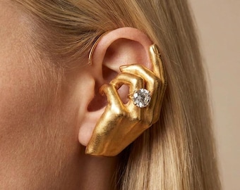 Gold Hand Ohrmanschette, surrealistische Statement Ohrmanschette, Avantgarde Anatomie Schmuck