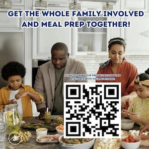 Pu&ograve; includere: Una famiglia che prepara un pasto insieme in cucina. L'immagine include il testo "GET THE WHOLE FAMILY INVOLVED AND MEAL PREP TOGETHER!" e "SCAN TO GRAB YOUR FREE NUTRITION PLAN AVAILABLE WITH YOUR PURCHASE!" &Egrave; presente anche un codice QR.