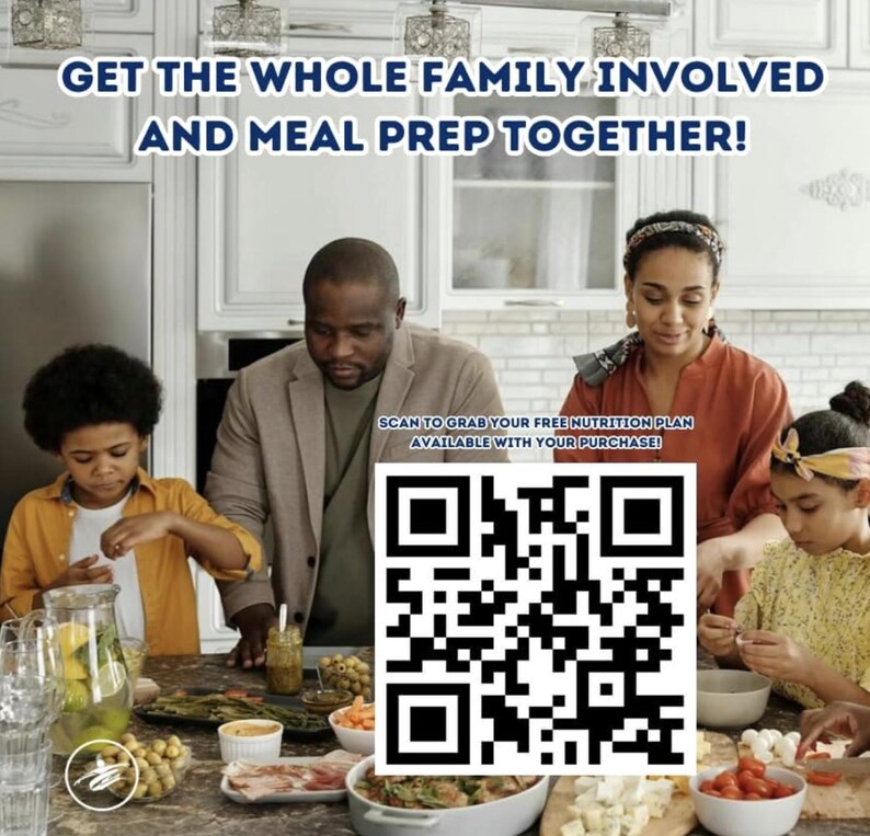 Pu&ograve; includere: Una famiglia che prepara un pasto insieme in cucina. L'immagine include il testo "GET THE WHOLE FAMILY INVOLVED AND MEAL PREP TOGETHER!" e "SCAN TO GRAB YOUR FREE NUTRITION PLAN AVAILABLE WITH YOUR PURCHASE!" &Egrave; presente anche un codice QR.