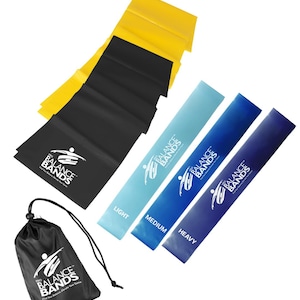 Könnte beinhalten: Ein Set aus fünf flachen Widerstandsbändern in Gelb, Schwarz, Hellblau, Mittelblau und Dunkelblau mit dem Pro Balance Bands Logo. Die Bänder sind mit Light, Medium und Heavy beschriftet und enthalten einen schwarzen Kordelzugbeutel.